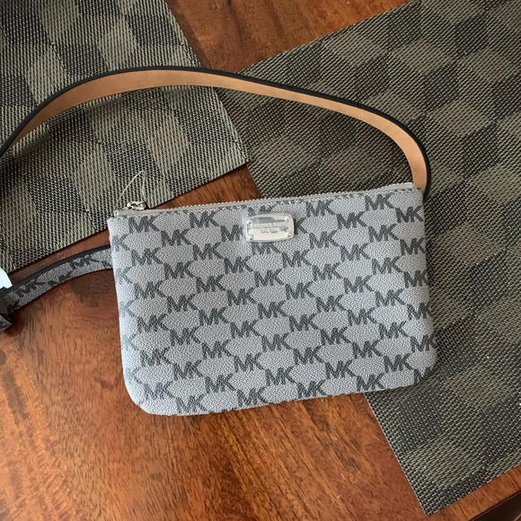 Micheal Kors - Picture 1 of 2